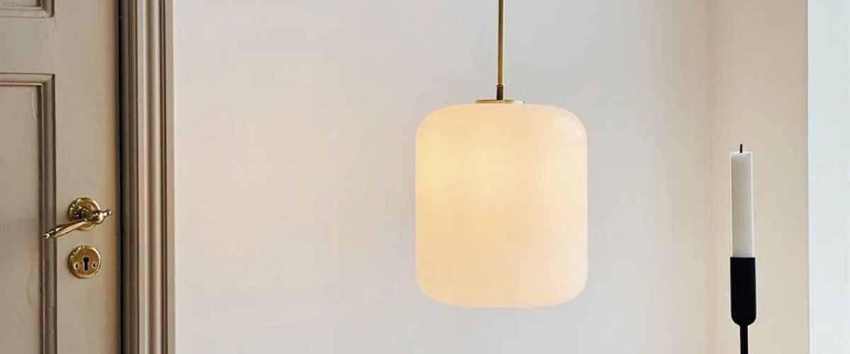 Indret med loftslamper til kontoret