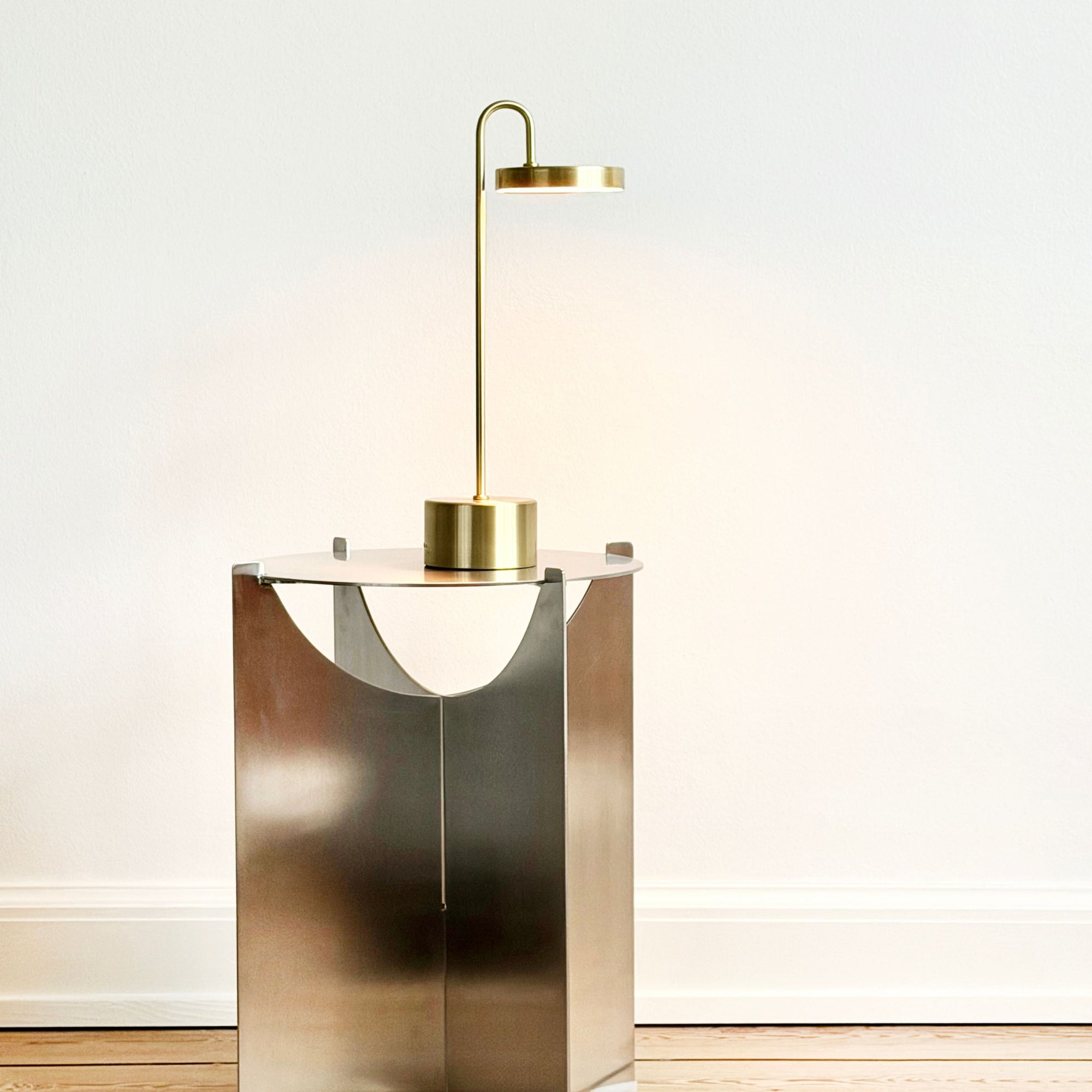 MooveLIGHT Bordlampe Inkl. Trådløs Oplader - Messing