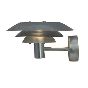 Wandleuchte aus gebürstetem Metall, dreischichtige Schirme strahlen warmes, gedämpftes Licht aus; Der zylindrische Arm verbindet die Lampe mit der runden Wandhalterung, platziert vor einem neutralweißen Hintergrund.