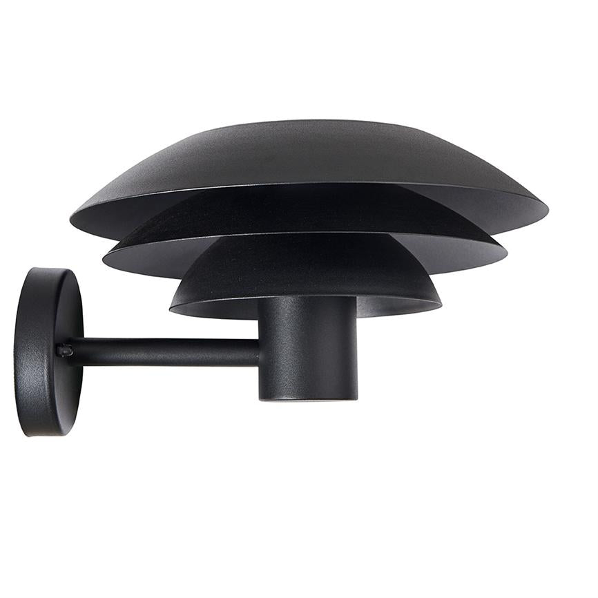 Schwarze Wandleuchte mit dreischichtigen, schalenförmigen Schirmen; montiert auf kurzem Arm und runder Wandhalterung; Die Schirme senden nach unten gerichtetes Licht in einem modernen, minimalistischen Ambiente.