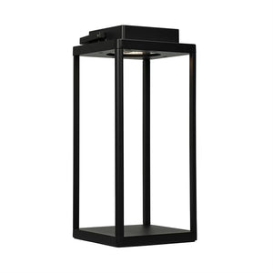 Schwarze, offene, quadratische Metalllampe mit vier Säulen, die von oben nach unten Licht ausstrahlt, einzeln stehend vor einem neutralweißen Hintergrund.