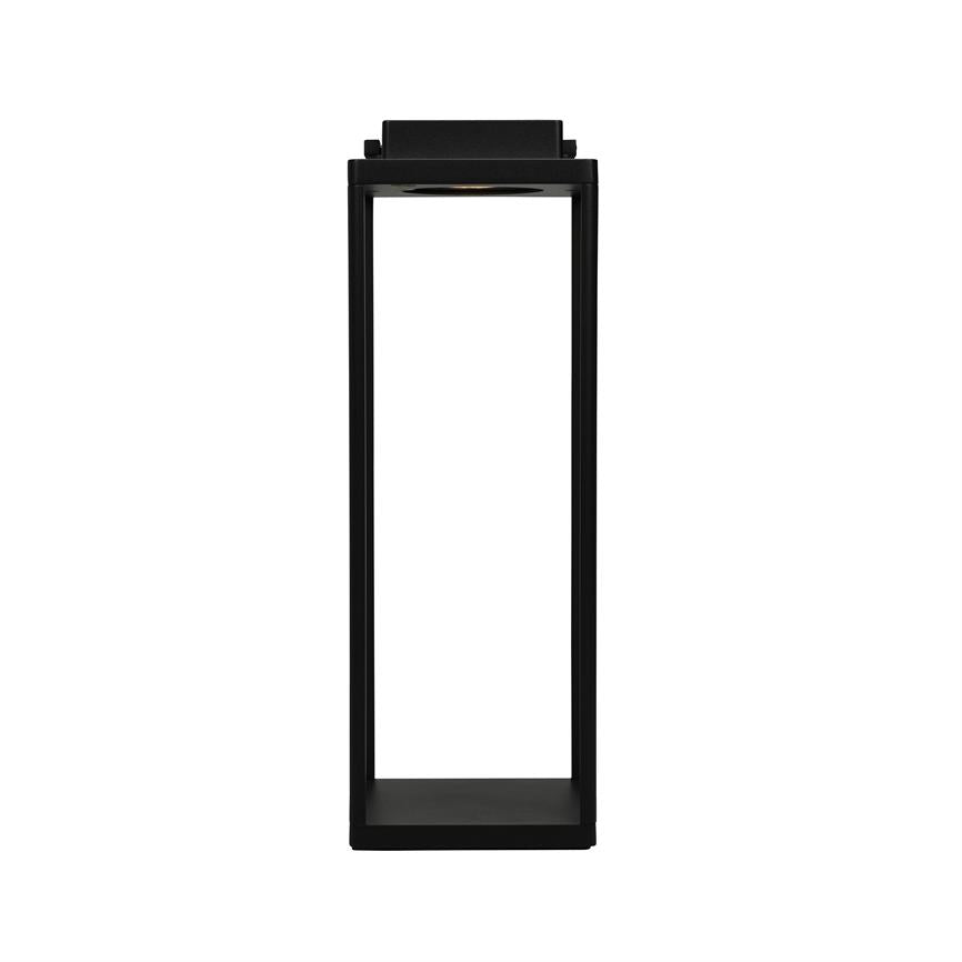En sort, rektangulær åben lanterne står lodret med en indbygget toplyskilde; den minimalistiske metalramme står alene mod en ensartet hvid baggrund.