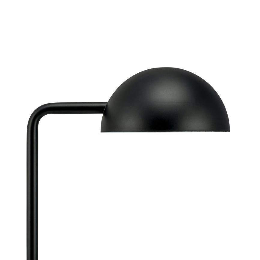 Schwarze Tischlampe mit halbkugelförmigem Schirm; der Bildschirm zeigt nach unten über eine gebogene Stange; minimalistisches, mattschwarzes Design auf weißem, neutralem Hintergrund.