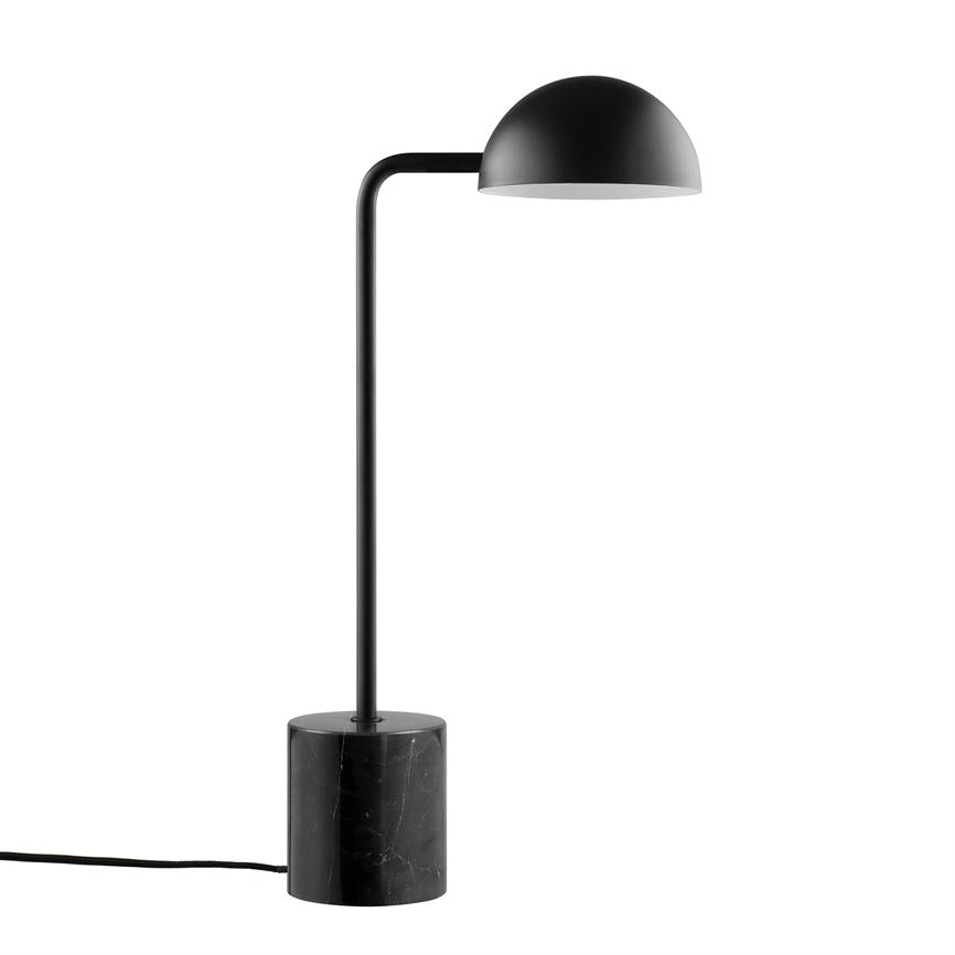 Bordlampe med cylindrisk sort marmorfod, slank sort metalstang og buet arm, der bærer en halvkugleformet sort skærm; strømkabel ligger ud mod venstre på hvid baggrund.