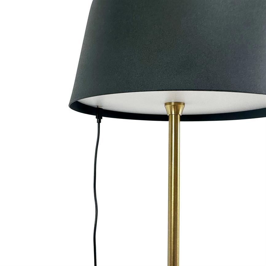 Ein goldfarbener Laternenpfahl trägt einen schwarzen zylindrischen Lampenschirm; Am unteren Rand des Bildschirms hängt ein schwarzes Stromkabel vor einem sauberen, weißen Hintergrund.