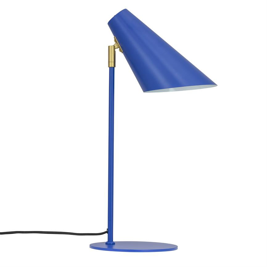 Die blaue Schreibtischlampe neigt ihren kegelförmigen Schirm nach unten und steht auf einer schlanken Stange und einem runden Sockel mit schwarzem Kabel und Messingverbindung vor einem neutralweißen Hintergrund.