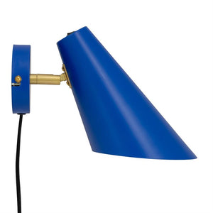 Blaue Wandleuchte mit konischem Schirm, der schräg nach unten zeigt und über ein Messinggelenk verstellbar ist; es ist mit einer schwarzen Kordel an einer runden Wandhalterung befestigt, fotografiert vor weißem Hintergrund.