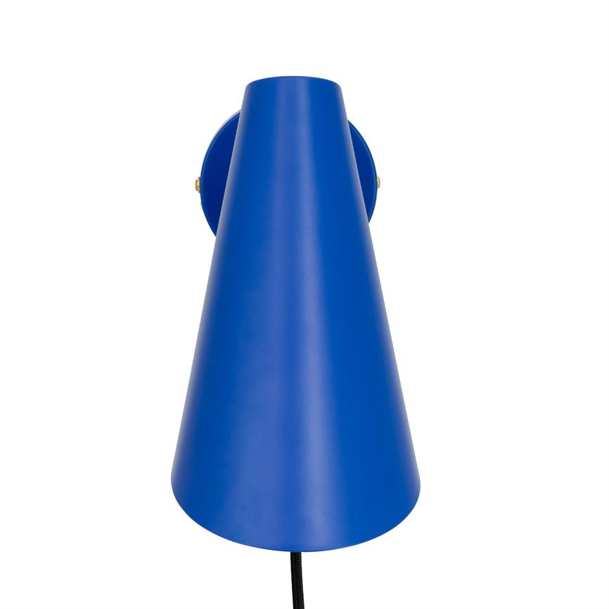 Blaue kegelförmige Lampe, die von einer runden Wandhalterung nach unten zeigt; Vor einem einheitlichen weißen Hintergrund hängt eine schwarze Kordel herab.