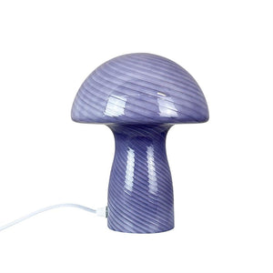 Lila pilzförmige Lampe aus glasiertem Glas mit diagonalen Spiralstreifen, steht auf weißem Hintergrund und ist an ein weißes Netzkabel angeschlossen.