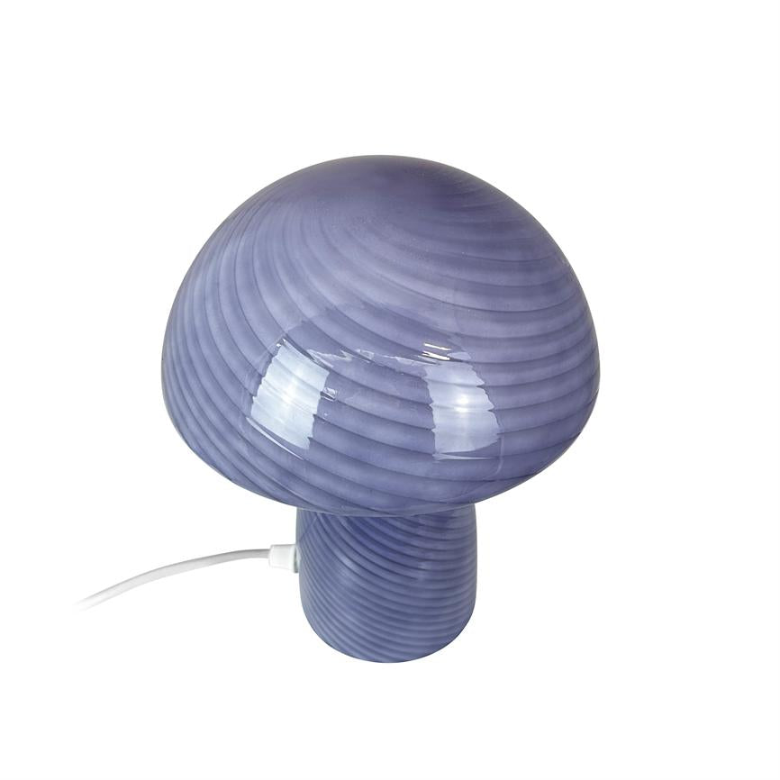 Lila Pilzlampe mit glasierter, gerillter Oberfläche, die das Licht reflektiert; Es steht isoliert auf einem weißen Hintergrund, nach links verläuft ein weißes Stromkabel.