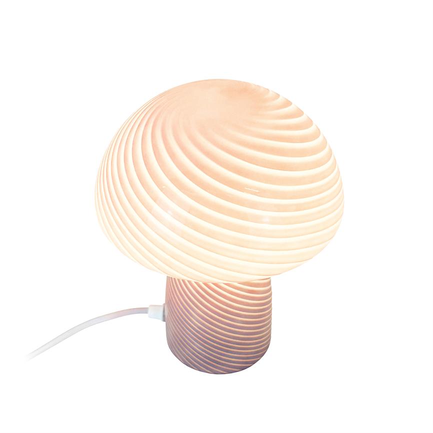 Pilzförmige Tischlampe mit spiralförmig geripptem Schirm und Fuß, der warmes Licht ausstrahlt; Auf neutralweißem Hintergrund verläuft ein weißes Stromkabel vom Fuß nach links.