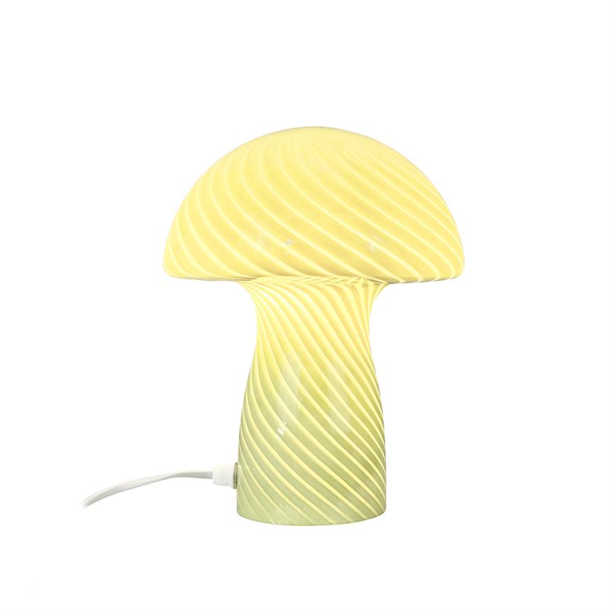 Die pilzförmige Lampe strahlt sanftes gelbes Licht aus; Der Glasschirm und die Basis weisen schräge, spiralförmig gerillte Muster auf. Es steht allein auf einem weißen Hintergrund mit einem weißen Kabel auf der linken Seite.