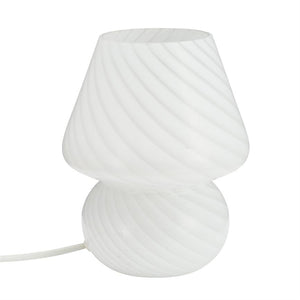 Hvid bordlampe med spiralriller, bestående af to afrundede sektioner, står slukket på hvid baggrund; hvid ledning fører ud til venstre.