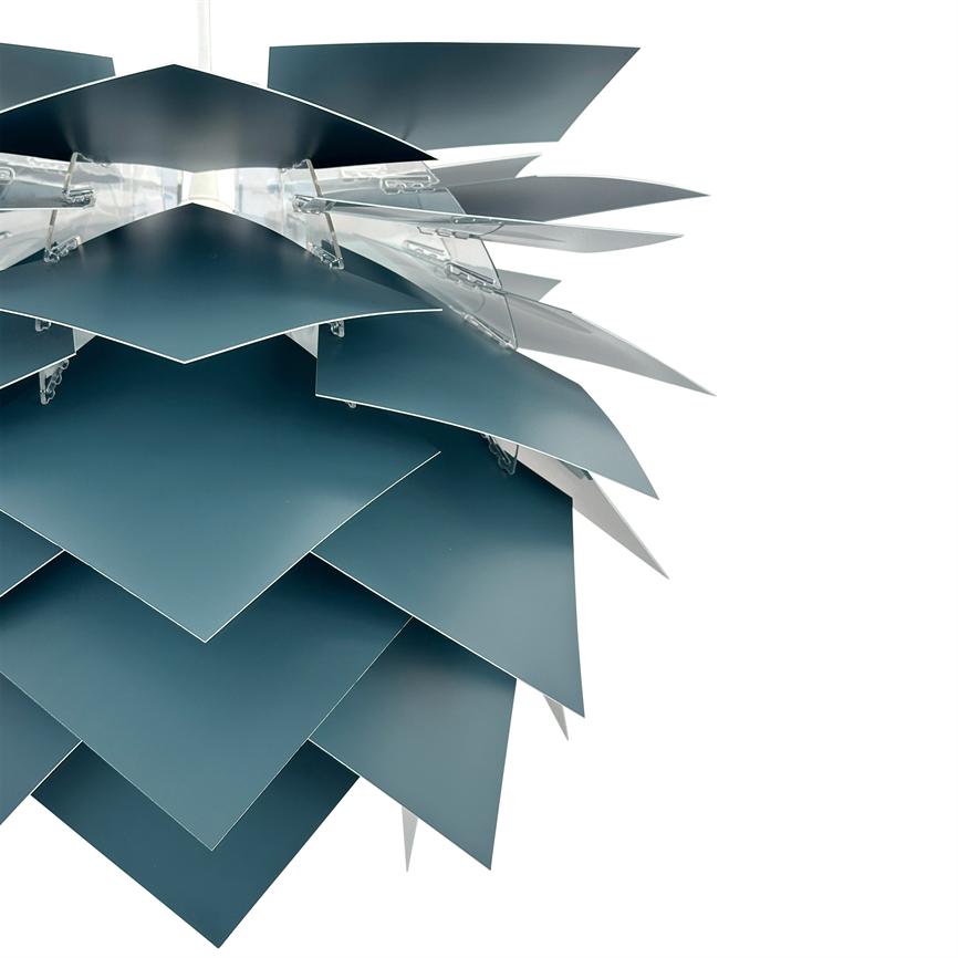 Eine moderne Pendelleuchte, bestehend aus geschichteten, überlappenden quadratischen Metallblechen, die sich um eine zentrale Opalfassung entfalten; eng beschnitten und vor einem sauberen, weißen Hintergrund gezeigt.