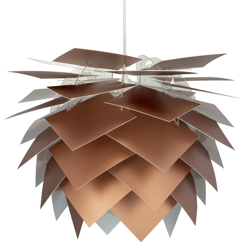 Ein kupferfarbenes pendel hängt an einer weißen Kordel; Schichten aus überlappenden quadratischen Metallblechen bilden vor einem weißen Hintergrund ein kegelförmiges, blattartiges Muster.