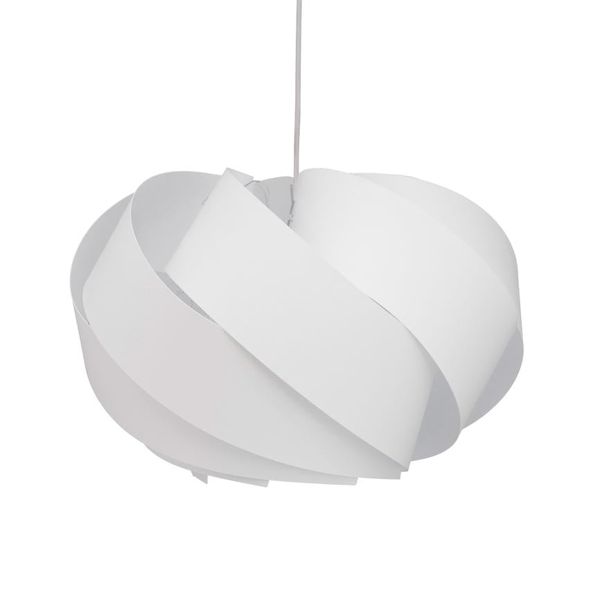 Deckenlampe mit gedrehten, überlappenden Bändern hängt an einer dünnen Kordel; weiße, runde Form und modernes, organisches Design vor neutralweißem Hintergrund.