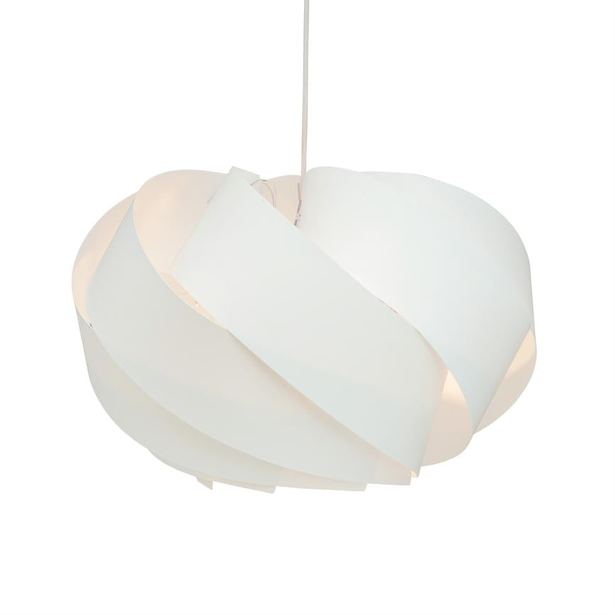 Ein weißer, spiralförmiger pendel-Lampe hängt und strahlt weiches, warmes Licht aus; umgeben von neutralem weißem Hintergrund, minimalistisches, modernes Design mit überlappenden, geschwungenen Paneelen.