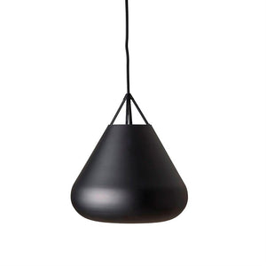 Schwarze Pendelleuchte hängt an einem schwarzen Kabel mit drei Stützarmen über einem weißen Hintergrund; Matter, konischer, tropfenförmiger Schirm mit abgerundeter Basis, geeignet für moderne Innenräume.