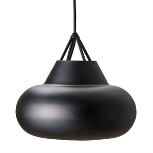 Schwarze Pendelleuchte hängt an drei sichtbaren Stoffschnüren vor weißem Hintergrund; runder, aufgeblasener, kuppelförmiger Schirm mit mattierter, leicht spiegelnder Oberfläche; minimalistischer, moderner Einrichtungsstil.