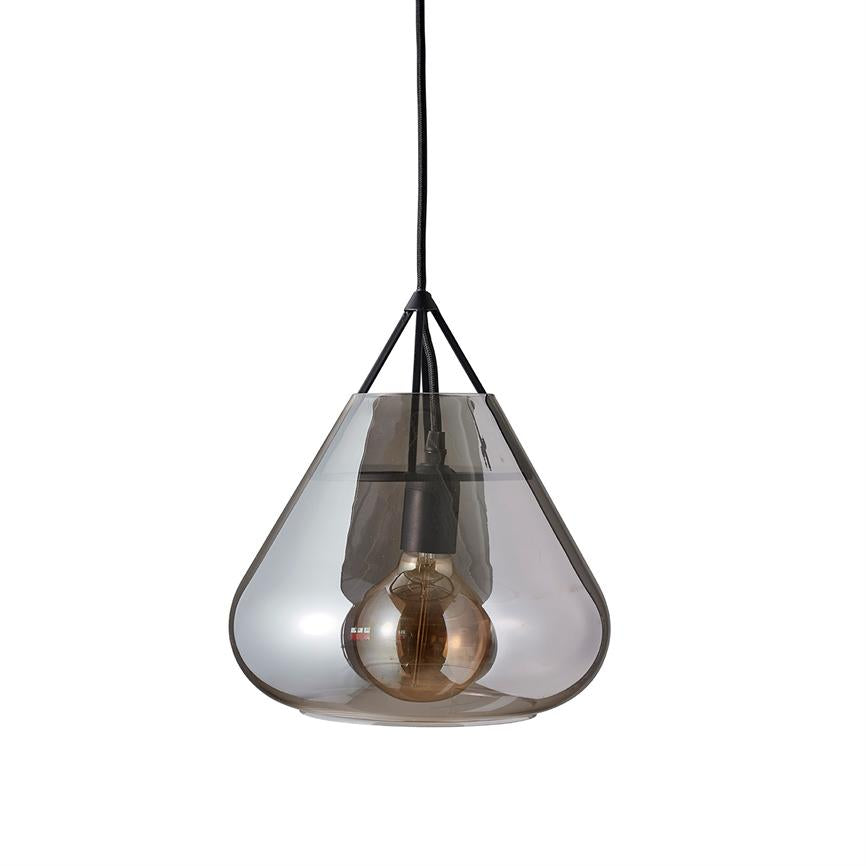 En røgfarvet glaspendel hænger i en sort stofledning; inde i pendlen sidder en synlig glødepære med kobberfarvede glødetråde. Pendlen holdes af tre sorte stivere, på hvid baggrund.