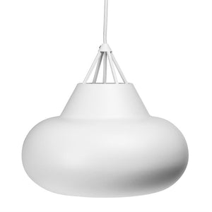 Weiß pendel-Lampe hängt in einem mit Textil umwickelten Kabel; Der Bildschirm ist rund und aufgeblasen mit einer glatten, matten Oberfläche. Umgebung: einfarbiger weißer Hintergrund, isoliertes Produktfoto.