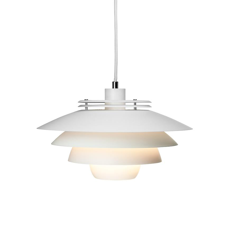 Ein Weiß, mehrschichtig pendelDie Lampe strahlt weiches, warmes Licht aus und hängt an einer textilummantelten Kordel vor einem neutralen, weißen Hintergrund.