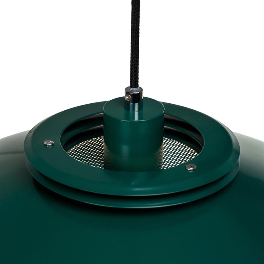 Der grüne Metallanhänger hängt an einem schwarzen geflochtenen Kabel. Oberring mit perforiertem Innensieb und zwei sichtbaren Schrauben, runde Kuppel vor neutralweißem Hintergrund.