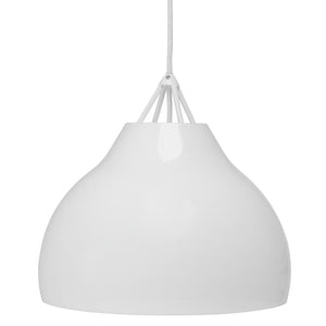 Eine weiße, glänzende Pendelleuchte; hängt an einem mit Stoff ummantelten Kabel an einer kleinen Aufhängung; einfache runde Kuppelform vor einem einheitlichen weißen Hintergrund.