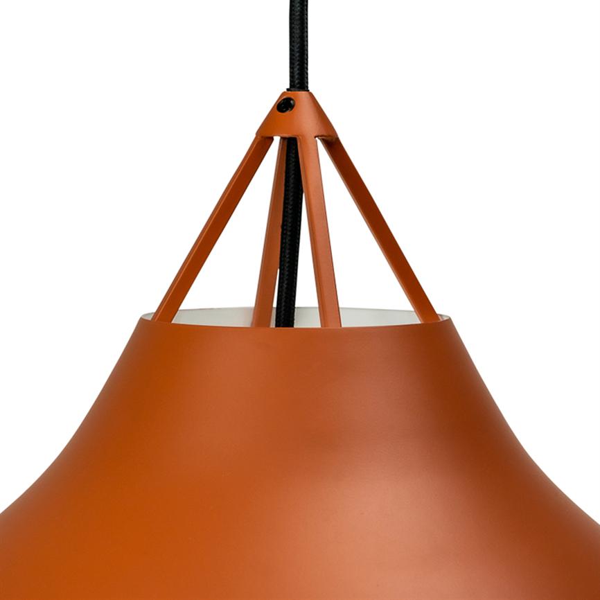 Eine Orange pendel- Lampe hängt an einer schwarzen Stoffschnur; Drei dreieckige Metallstreben verbinden das Kabel mit der offenen Oberseite des Lampenschirms vor einem neutralweißen Hintergrund.