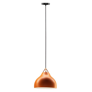 An einem dünnen schwarzen Draht hängt ein orangefarbener Metallanhänger; Der Lampenschirm ist gebogen und hat eine weiße Innenseite. Ein einzelnes Produktbild wird vor einem neutralen, gleichmäßig weißen Hintergrund angezeigt.