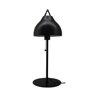Eine Tischlampe aus schwarzem Metall steht auf einem runden Sockel, der Lampenschirm ist gebogen und hängt an einer vertikalen Stange; Die Lampe wird ausgeschaltet und vor einem sauberen, weißen Hintergrund platziert.