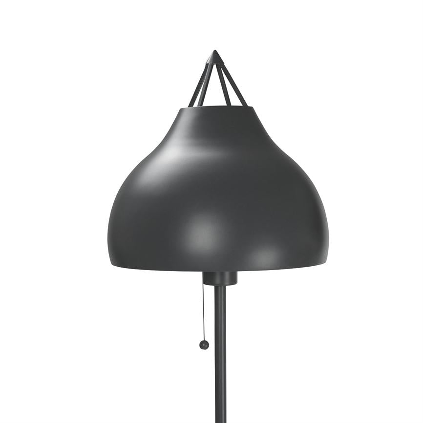 Eine schwarze Stehlampe mit rundem, gewölbtem Schirm; Der Bildschirm sitzt auf einer schlanken Stange, hat eine Zugkette und eine dreieckige obere Aufhängung, dargestellt auf weißem Hintergrund.