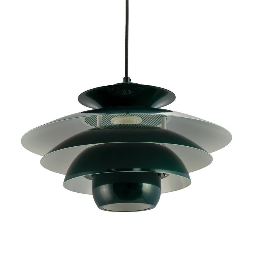 Objekt: dunkelgrüne Pendelleuchte. Wirkung: Hängt an einer schwarzen Kordel, mehrschichtige Schirme verteilen das Licht nach unten. Kontext: isoliert auf weißem Hintergrund (Studiofoto).