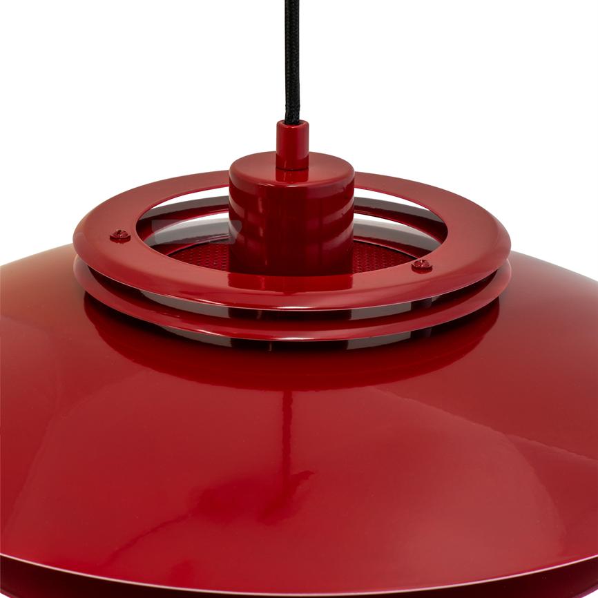 Rote Pendelleuchte hängt an einer schwarzen Schnur; Nahaufnahme einer glänzenden Kuppel mit drei dekorativen Ringen und Reflexionen vor einem neutralweißen Hintergrund.