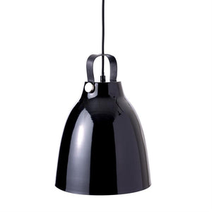 Sort pendel-lampe hænger i en tynd sort ledning; dens blanke, klokkeformede metalskærm har en lille sort læderhank og sølvfarvet knap, vist mod en ensartet hvid baggrund.
