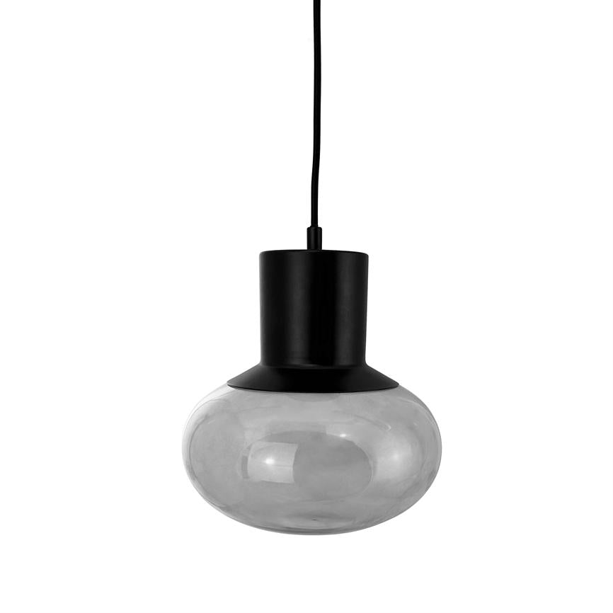 Eins pendel hängt an einer schwarzen Kordel; ein schwarzer Metallsockel trägt eine rauchige, runde Glaskuppel; Die Umgebung ist ein weißer Studiohintergrund.