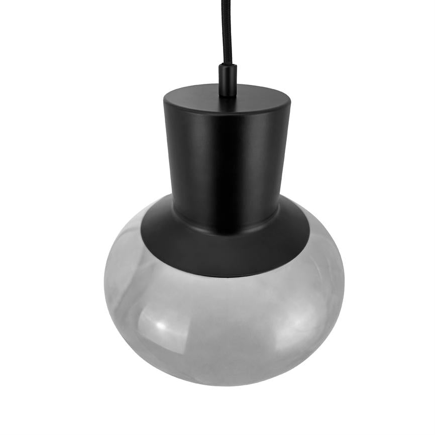 Es hängt eine schwarze Pendelleuchte, deren mattschwarze Fassung eine große, runde, leicht rauchige Glaskuppel vereint; schlichter, moderner Stil vor einem sauberen weißen Hintergrund.