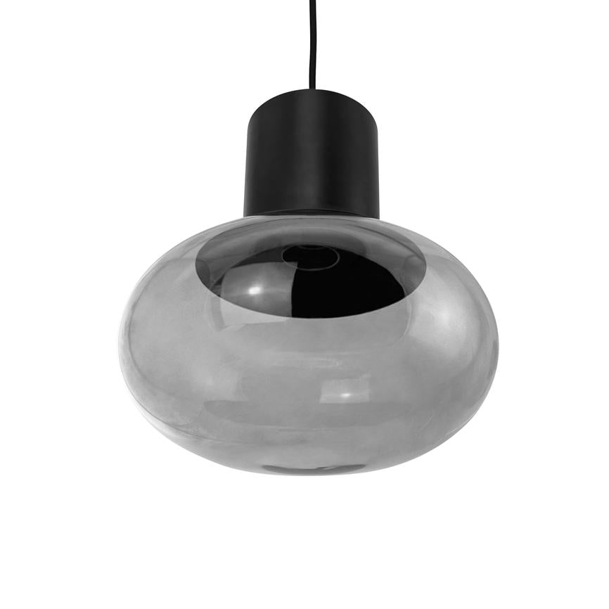 Ein runder Anhänger aus Rauchglas hängt an einer schwarzen Kordel mit einer schwarzen, zylindrischen Fassung; Der Lampenschirm ist glänzend und reflektierend vor einem neutralweißen Hintergrund.