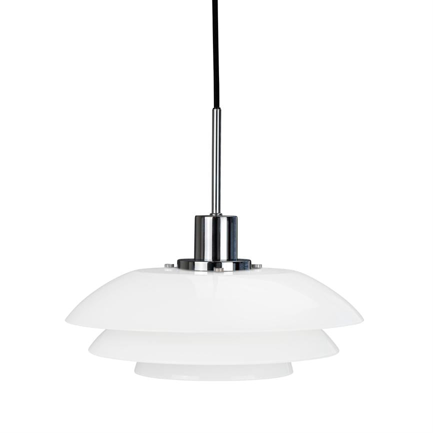 En hvid, lagdelt pendelampe hænger i sort ledning med krombeslag øverst; tre flade, koniske skærme er stablet, vist mod en neutral hvid baggrund.