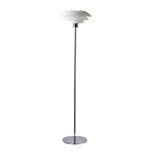 Gulvlampe står på en slank kromstang, har tredelt hvid skærm øverst og rund kromfod; minimalistisk, moderne design på ensartet hvid baggrund.