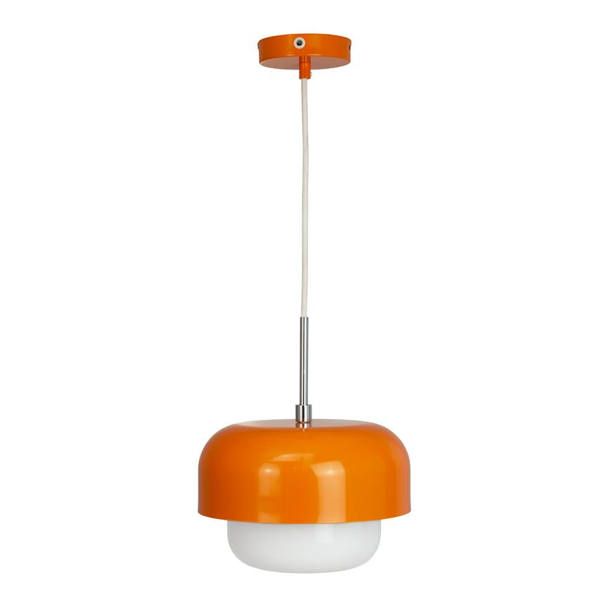 En orange pendellampe hænger i en hvid tekstilledning og kromstang, med rund orange kuppel og hvid glasdiffuser under, mod en ensartet hvid baggrund.