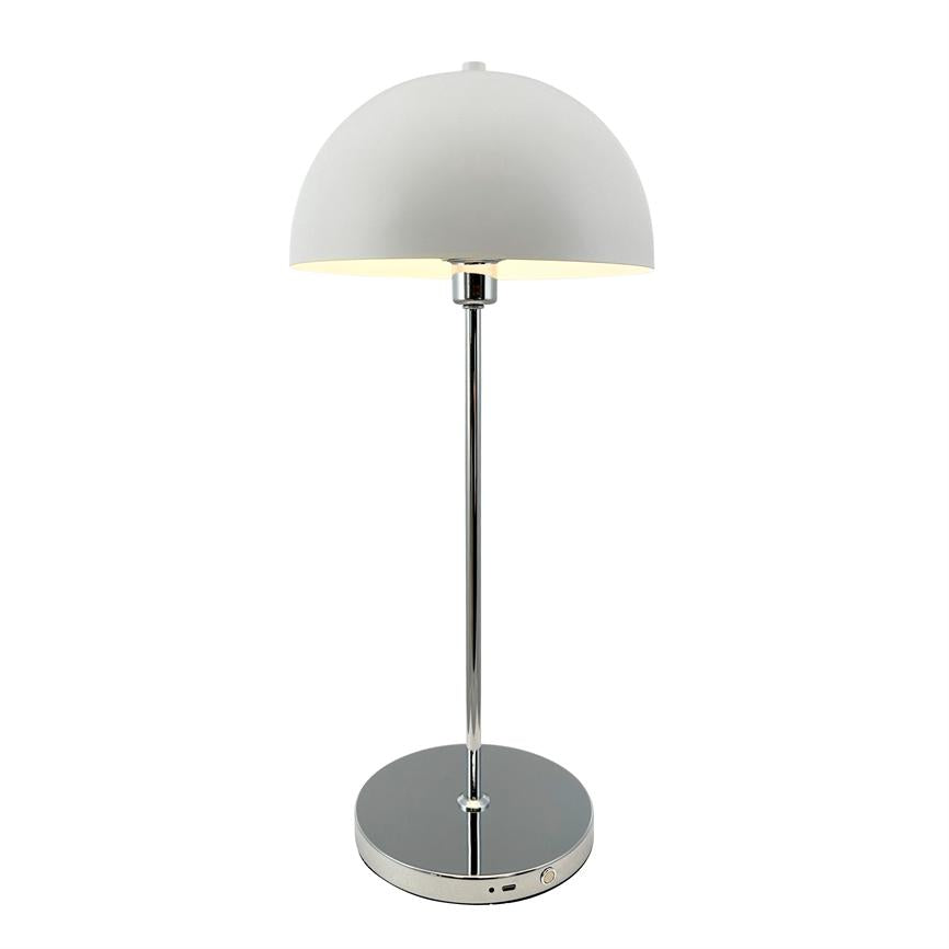 Tischleuchte mit halbkugelförmigem weißen Schirm, nach unten leuchtend; montiert auf schlanker Chromstange mit rundem Chromsockel; minimalistischer, moderner Look vor weißem Hintergrund.