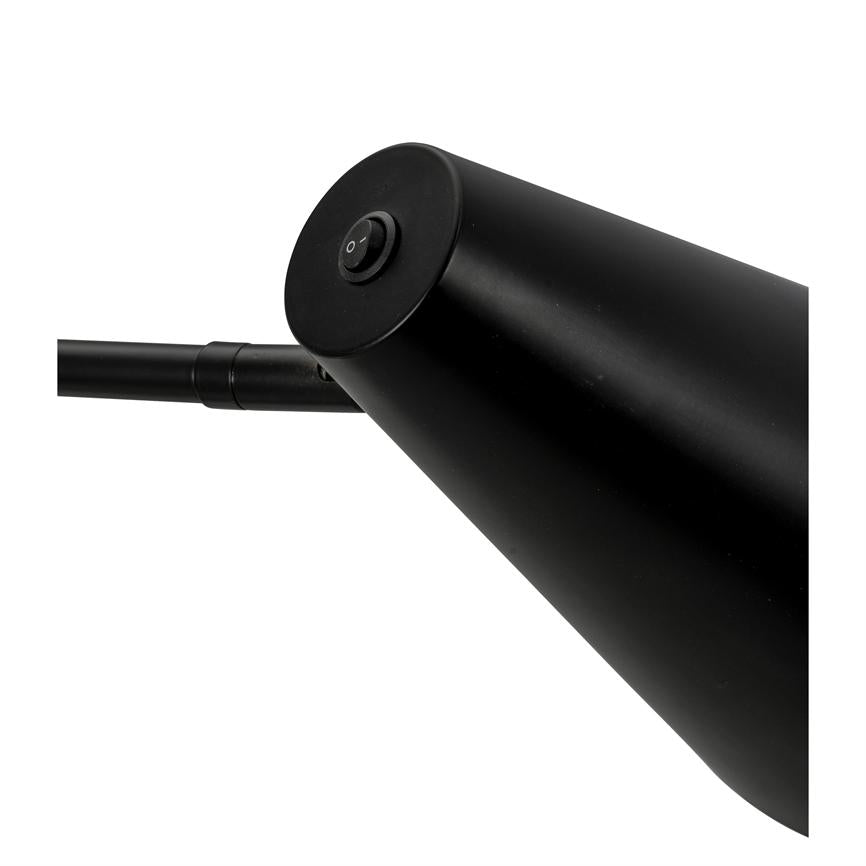 Der schwarze konische Lampenkopf zeigt einen kleinen runden Wippschalter mit der Aufschrift „I/O“, lässt sich an einem verstellbaren Arm neigen und ist vor einem neutralweißen Hintergrund fotografiert. Text: „E/A“.