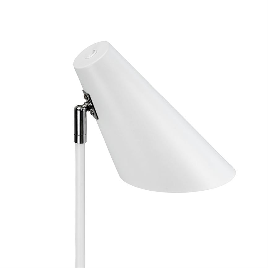 En hvid, kegleformet lampekappe hælder fremad og retter lys nedad; den er monteret på en tynd hvid stang med kromled, mod en ensartet hvid baggrund.