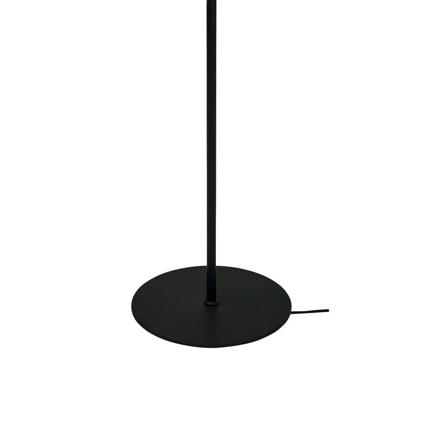 Der schwarze Lampenständer steht vertikal auf einem flachen, runden Sockel; Am Rand ragt ein dünnes Stromkabel heraus. Einfaches modernes Design auf weißem Studiohintergrund.