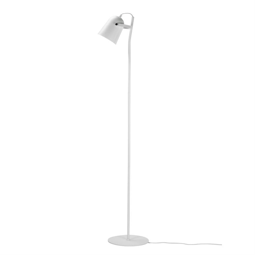 Hvid gulvlampe står opret; lampeskærmen er let vinklet nedad. Slank metalstang på rund fod med synlig ledning, placeret på ensartet hvid baggrund.