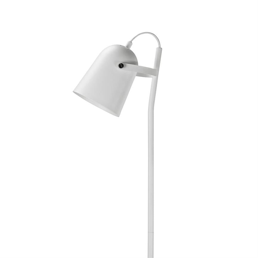 Eine weiße Stehlampe neigt ihren verstellbaren Schirm nach unten; Ein schlanker, leicht gebogener Stab und ein sichtbares Kabel prägen die moderne Form vor einem neutralweißen Hintergrund.