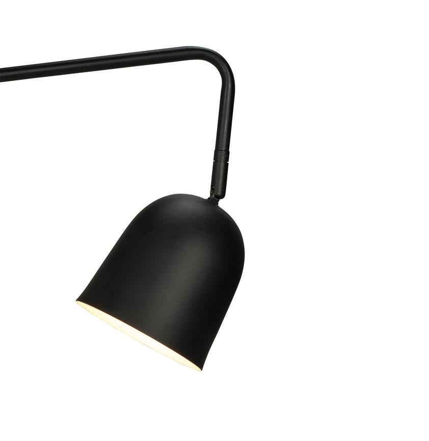 Die Lampe mit schwarzem Metallschirm hängt an einem gebogenen Arm, der Schirm ist nach unten geneigt und strahlt warmes Licht aus; schlichtes, minimalistisches Design vor einem einheitlichen weißen Hintergrund.