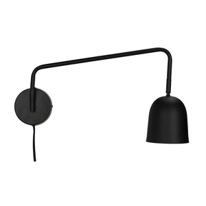 Schwarze Wandleuchte mit runder Wandhalterung, langer ausgestreckter Arm hält einen glockenförmigen Schirm; Vor einem neutralweißen Hintergrund hängt ein Draht herab.