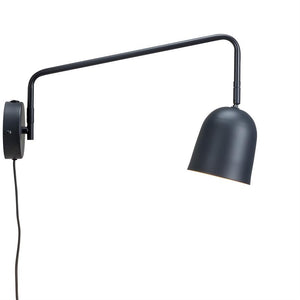 Schwarze Wandleuchte mit langem, biegbarem Arm hält einen schwach beleuchteten, nach unten gerichteten, gebogenen Lampenschirm vor einem einheitlichen weißen Hintergrund.